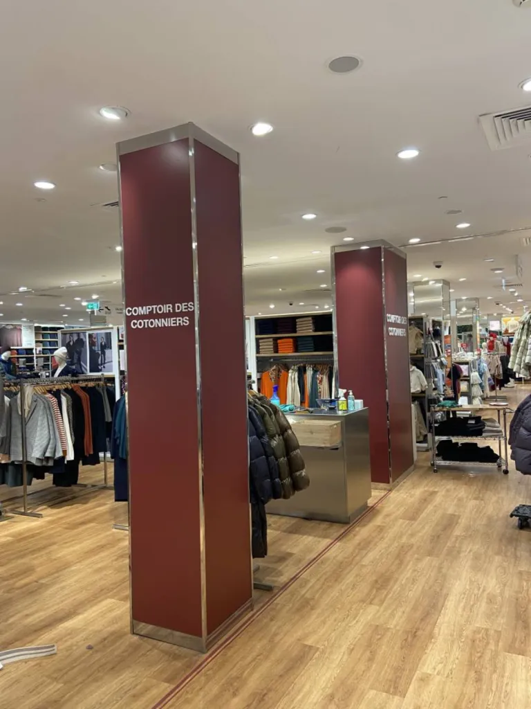 Réalisation et pose d'enseigne, d'adhésifs et de signalétique pour une boutique à Madrid