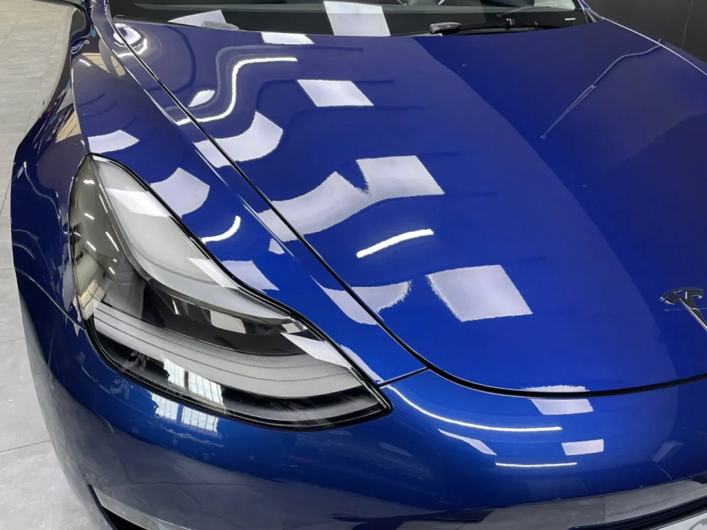 Pose d'un film de protection transparent sur cette Tesla Model 3 à Cannes 06