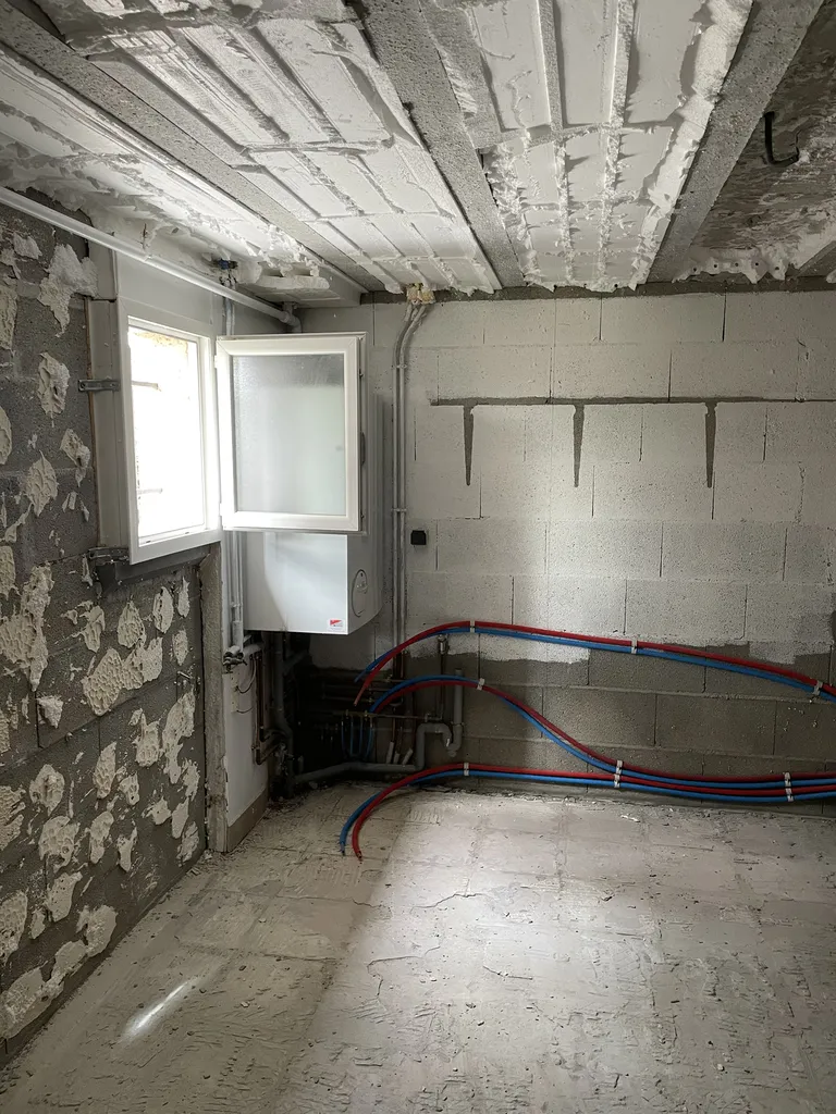 Garage avant transformation en pièce de vie avec espace brut