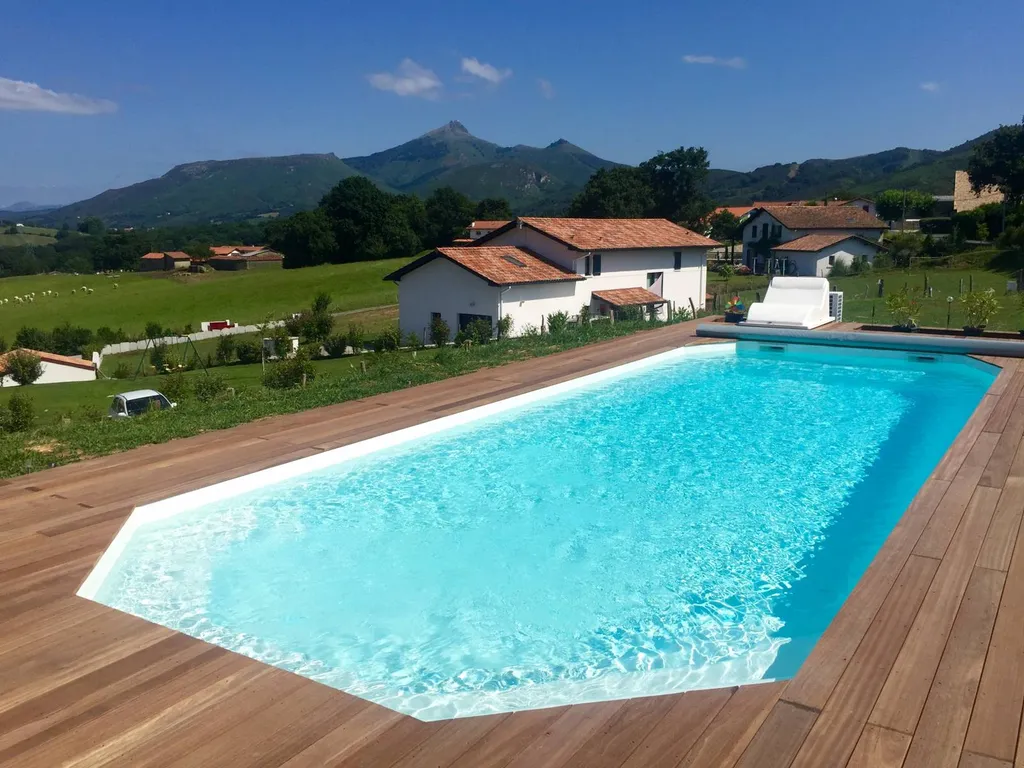 ONYX 7,5m avec margelles en pierre naturelle : une finition soignée pour un rendu haut de gamme.