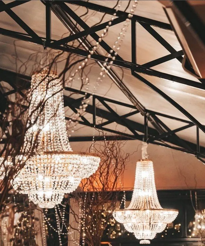 Location et installation de lustres et éclairages d’ambiance pour événement chic à Nice.