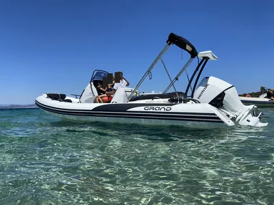 Semi-rigide d'occasion de la marque Grand Boats modèle Golden Line G650 équipé d'un moteur Honda BF150 visible à La Londe les Maures près de Hyères