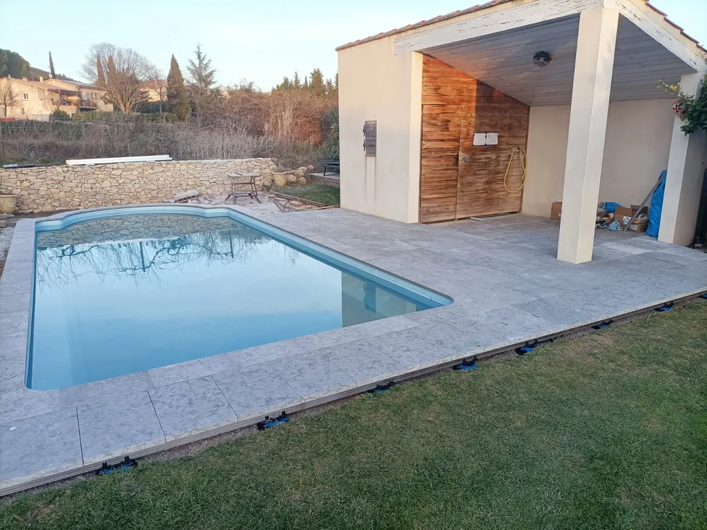 TERRASSE PISCINE / DALLAGES EXTERIEURS EN PIERRE NATURELLE DE CASTELLA GRISE / CENIA AZUL FINITION FLAMMEE