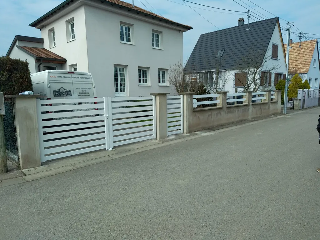 Installer un portail aluminium contemporain en Corse-du-Sud : la collection Modernité de Tschoeppe, lignes épurées et personnalisation sans limite