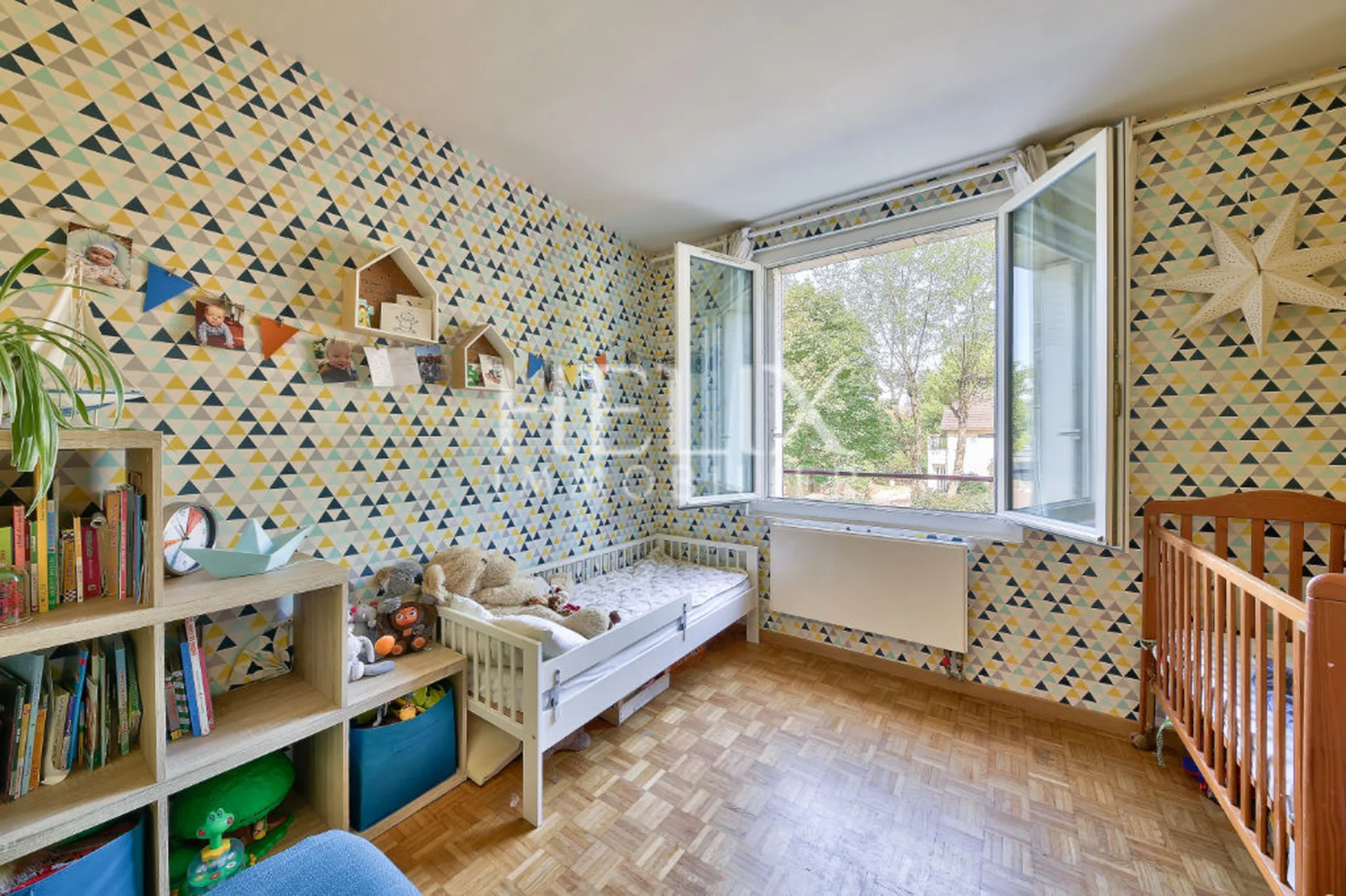 Un bel appartement 4 pièces de 73 m² quartier Princesse au Vésinet.Un séjour avec balcon, trois chambres, une place de parking extérieur et une cave.Proche écoles et commerces. Lumineux et sans vis-à-vis.Exclusivité Hélix Immobilier.