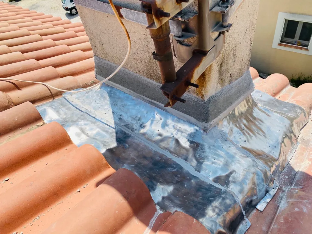 Réparation d’une toiture avec tour de cheminée sur Aix en Provence