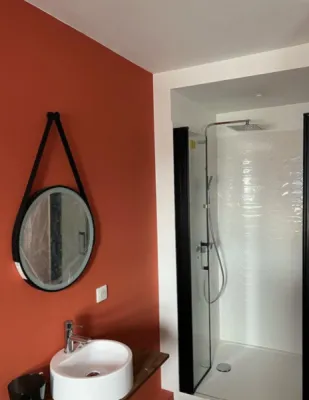 Bande à joints, ratissage des murs, ponçage et mise en peinture pour douche rénovée à Bordeaux