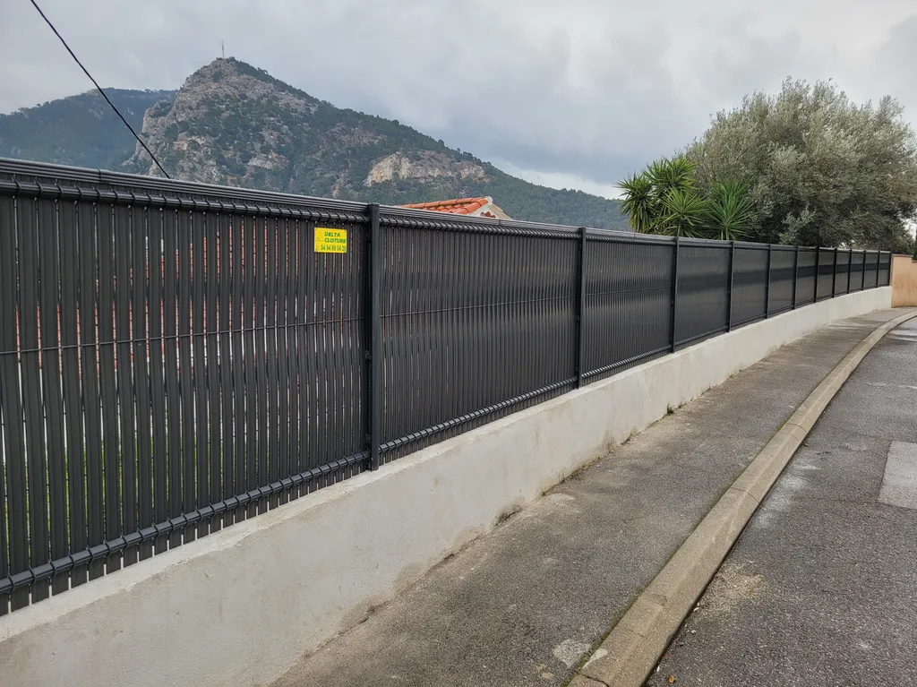 ​Optimisez votre jardin dans le Var (83) avec le kit d'occultation latte PVC gris RAL 7016. Pose professionnelle et finitions haut de gamme. Demandez votre devis !