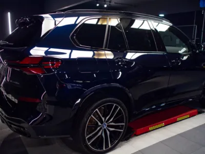 Grâce au film de protection PPF XPEL appliqué sur son bloc avant, cette BMW X5 reste éclatante et protégée des projections de gravillons.