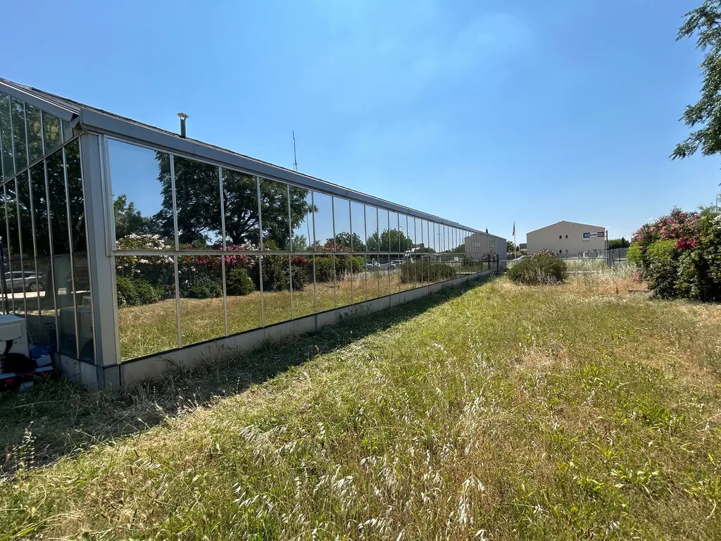 Pose de films anti chaleur et sécurité après pose de vitres miroiterie sur caserne de gendarmerie Peyrolles en Provence