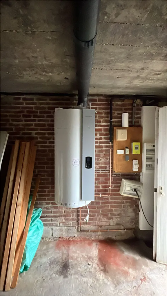 Vente et installation d'un chauffe eau thermodynamique Atlantic 200l dans un sous-sol par nos chauffagistes pour amélioration DPE