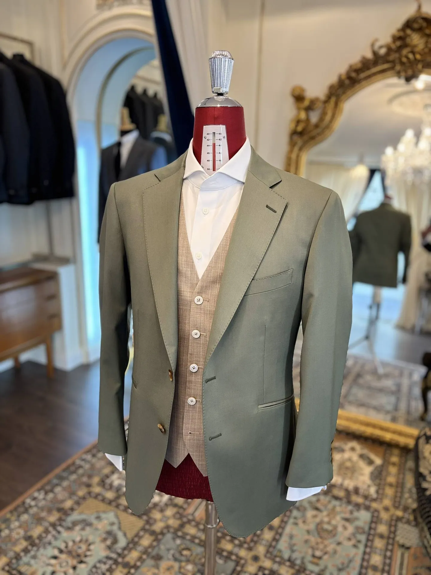 Costume 3 pièces vert amande sur mesure : élégance et contraste raffiné par CARAT