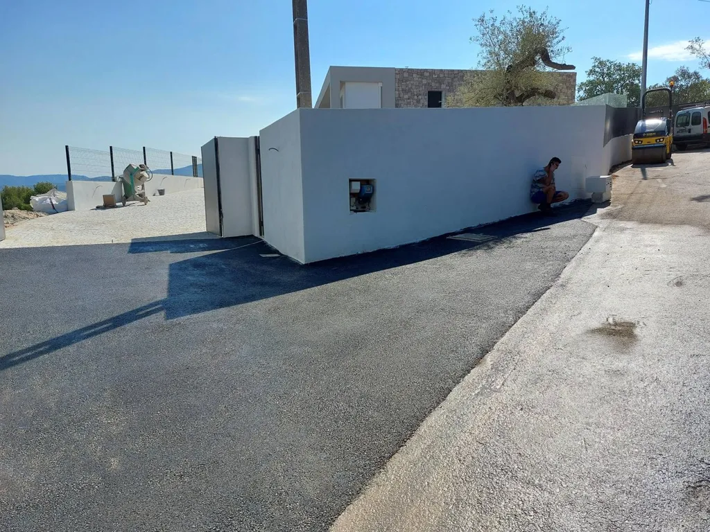 Remise en état d'une entrée de villa en enrobé de bitume noir à Meyreuil dans les Bouches du Rhône