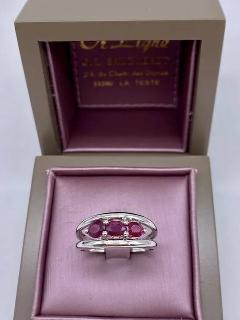 Vente de bague en ligne en or blanc 750/1000ème et trilogie de rubis chez Or Ligne Bijouterie La Teste Bassin d'Arcachon