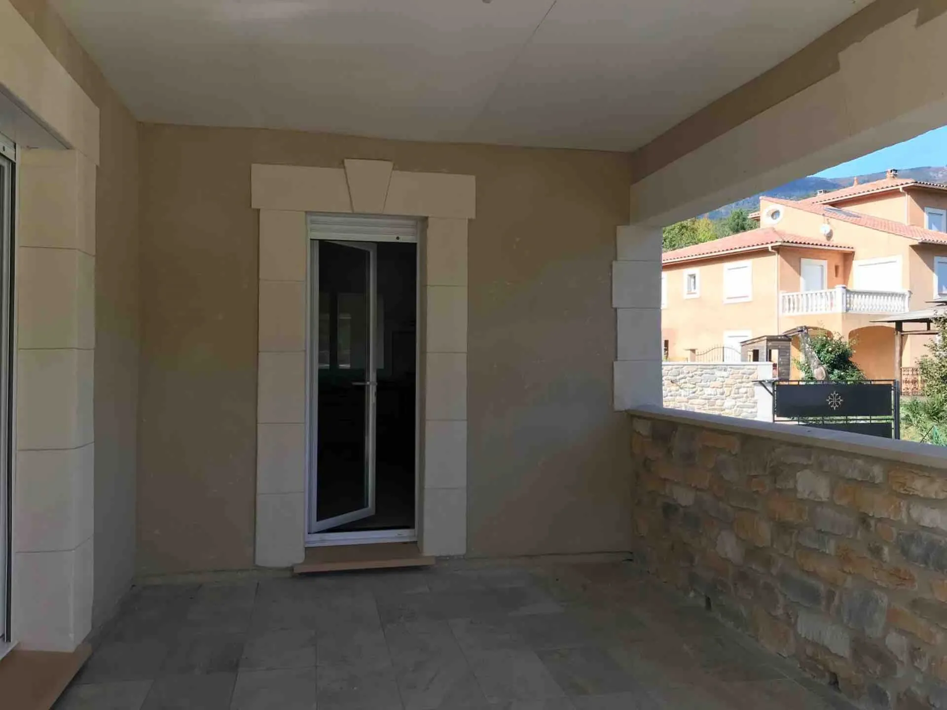 facade en pierre taillée  avec torchis gratté à l’ancienne à Prémian entre Saint-Pons-de-Thomières et Olargues dans les Hauts Cantons Heraultais