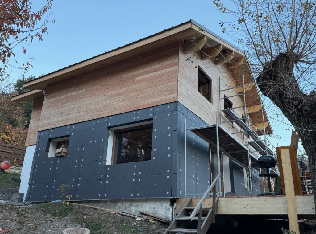 Comparatif des matériaux pour une extension en bois à Toulon : lequel choisir pour votre projet ?