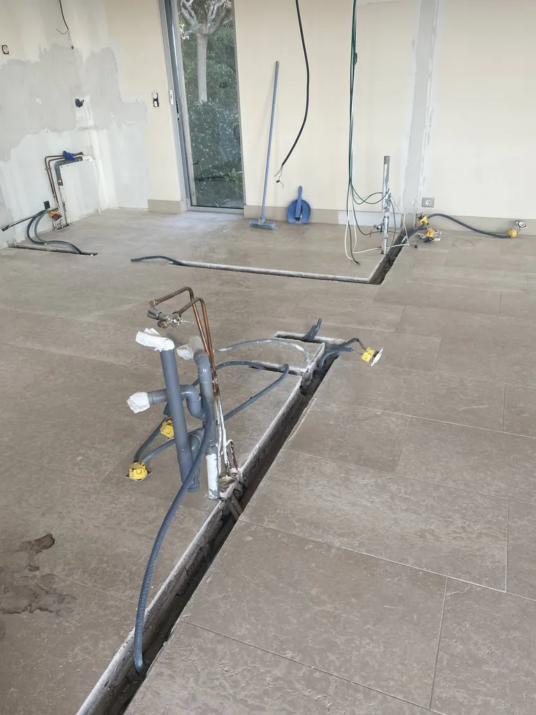 Plaquiste pour ouverture de mur de cuisine sur salon avec plafond décoratif à Bandol Var