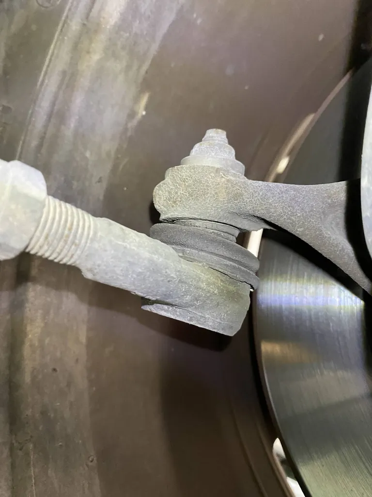 La vérification de vos rotules de direction lors du contrôle technique chez Autosur Martigues permet de déterminer s'il y a un jeu au niveau de votre direction