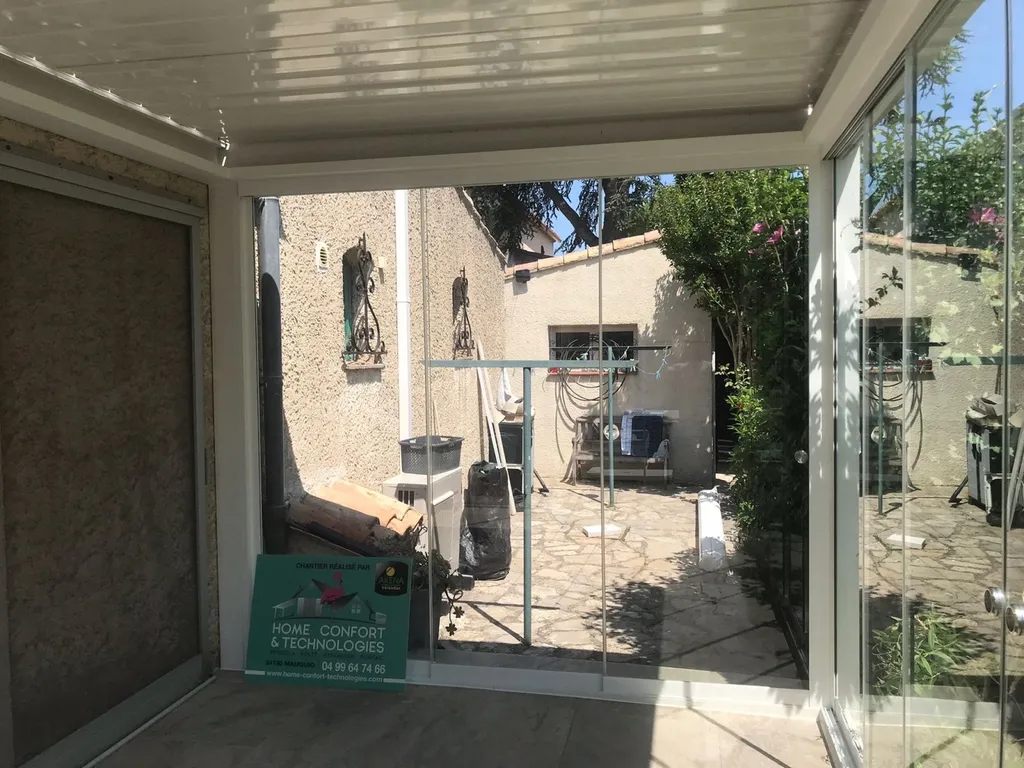 Carport avec lumière intégré et mur de verre proche de Montpellier