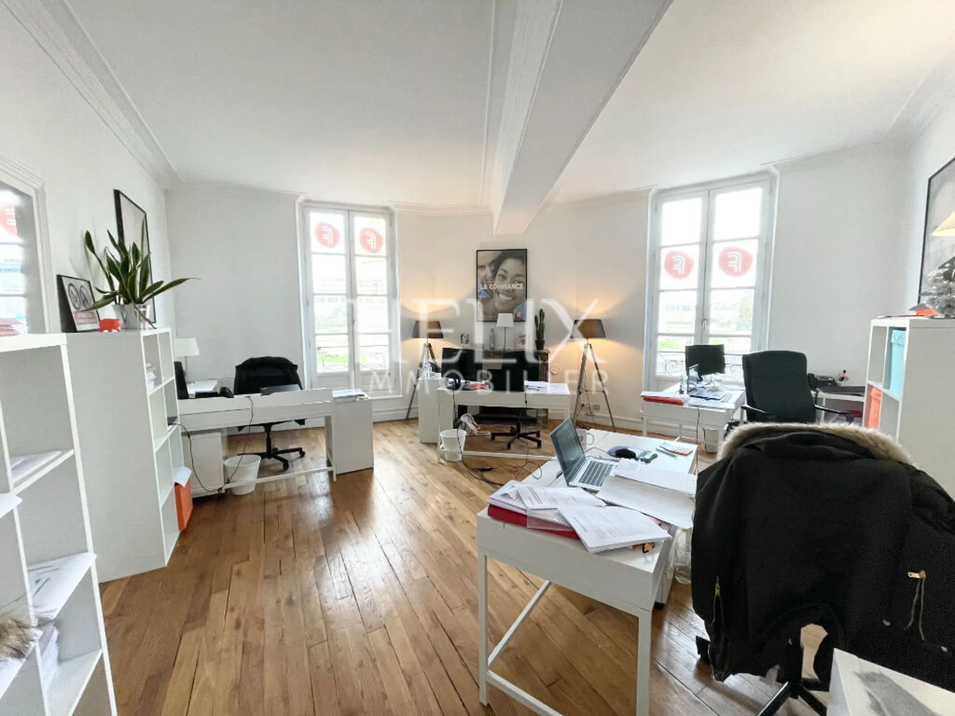 Bureau / local professionnel  de 80 M2 face au château de  Saint Germain en Laye