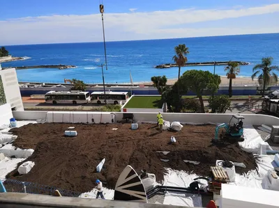 Mise e œuvre de terre végétale allégée sur toit à Monaco