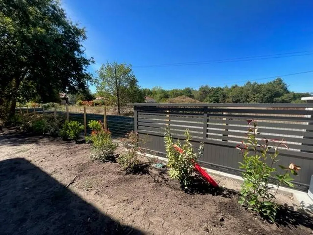 Clôture provisoire et discrète sur un terrain situé à Sanguinet