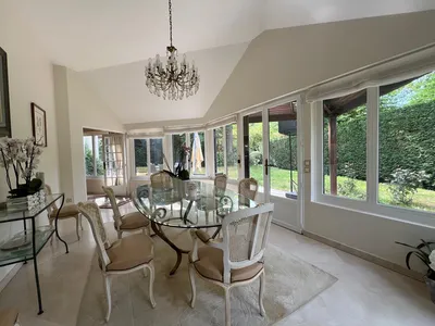 Maison à vendre a Le Vésinet d'une surface habitable de 315m² à 10 minutes à pied du RER avec possibilité dépendance sur un terrain arboré de plus de 1000 m² ideale amoureux de la nature