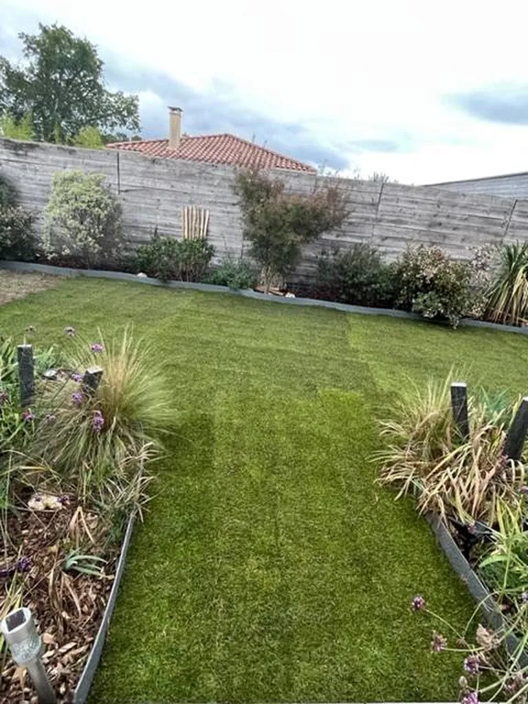 Réalisation d’un gazon en rouleaux dans un jardin situé dans les Landes
