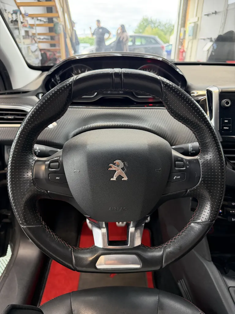 208 GT LINE 1.2 PURETECH 110CHV / ENTRETIEN PEUGEOT / CAMERA DE RECUL