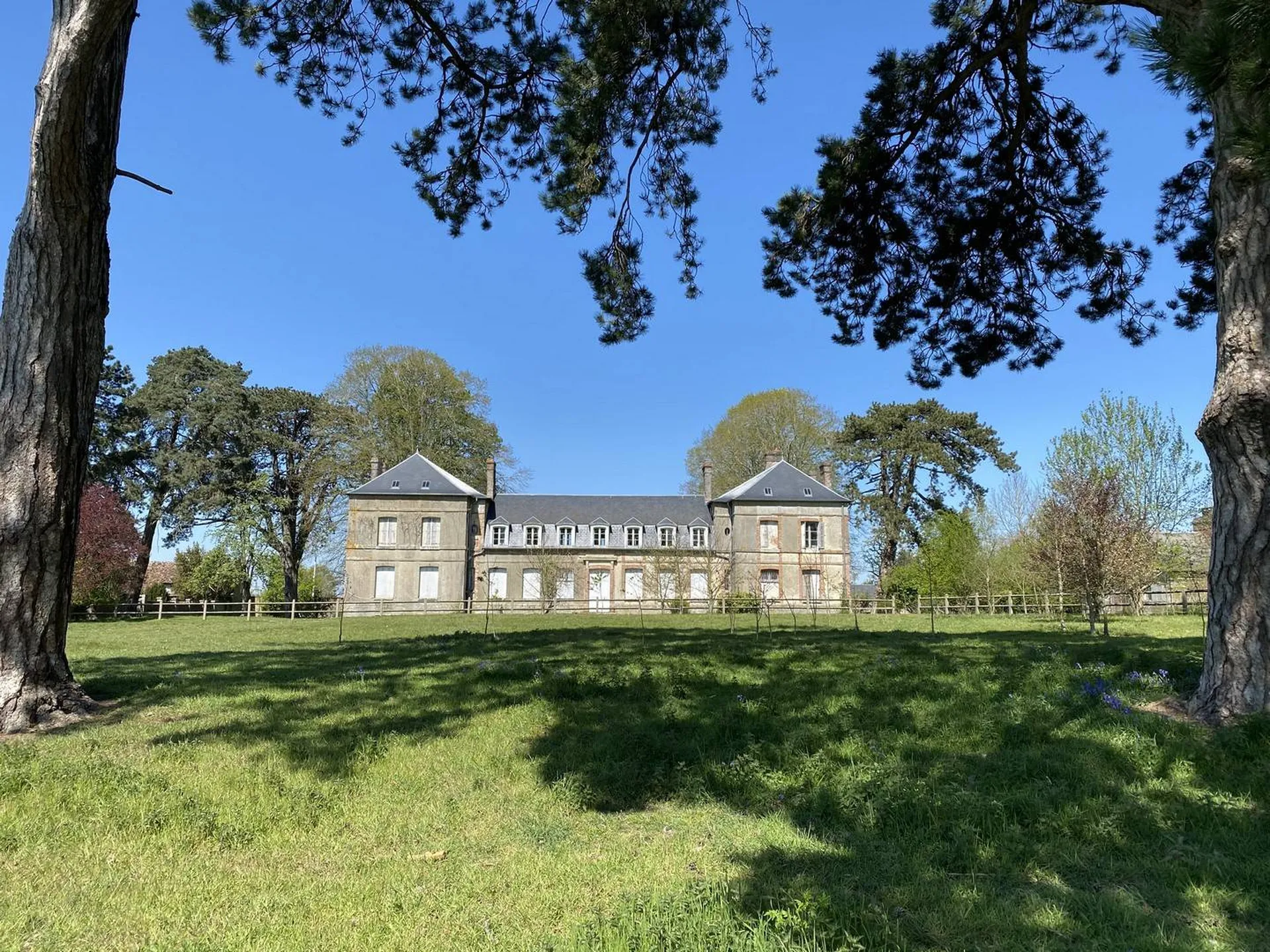 Manoir avec terrain, dépendances, proche des commerces et 1 h30 Paris