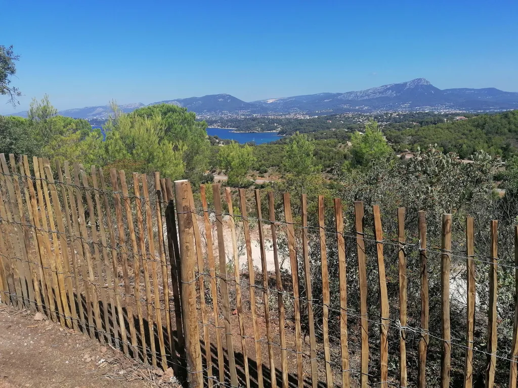 Installation d'une clôture naturelle en bois pour sécuriser le littoral de Toulon sans dénaturer le paysage du Var