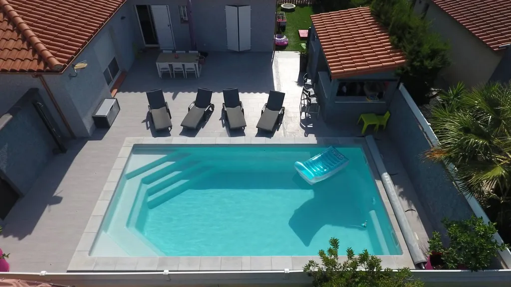 Piscine vue biais sur terrasse