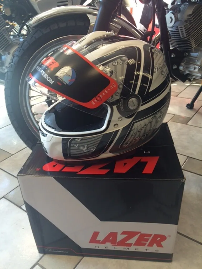 vente de casque neuf LAZER intégraux et jets scooter / moto près de Toulon Var