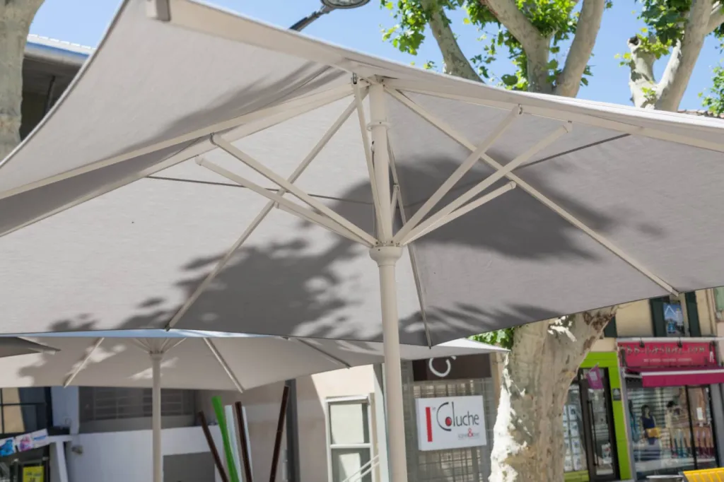 Installation de parasols par ROSSI en terrasse sur Istres (13)