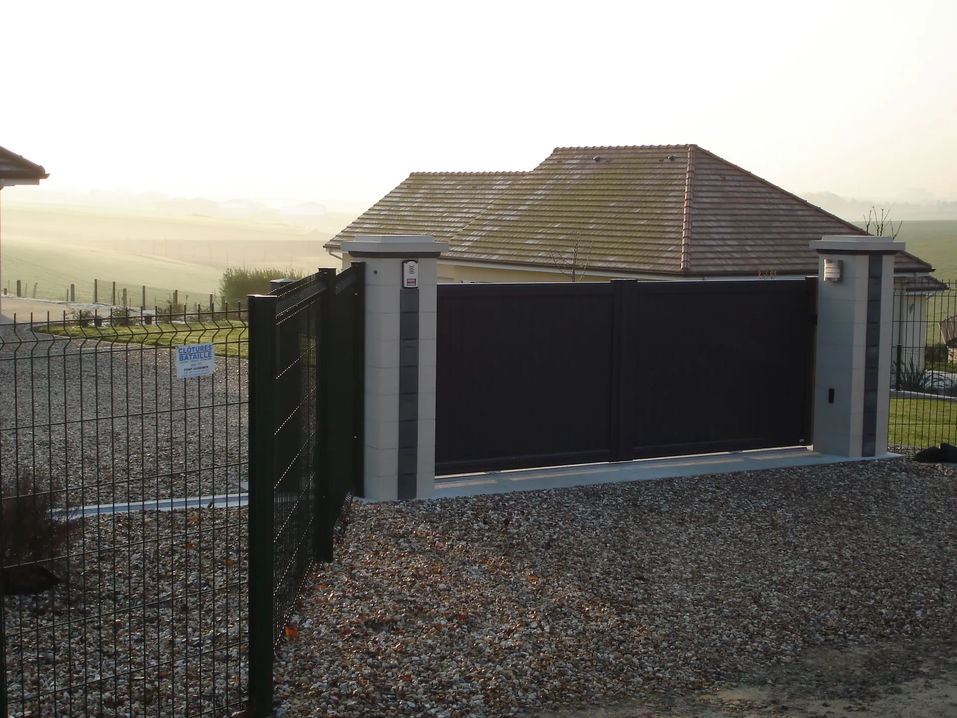 Installation de Portail en Aluminium Coulissant Motorisé pour l'Accès Résidentiel au Havre et son Agglomération en Seine-Maritime 76