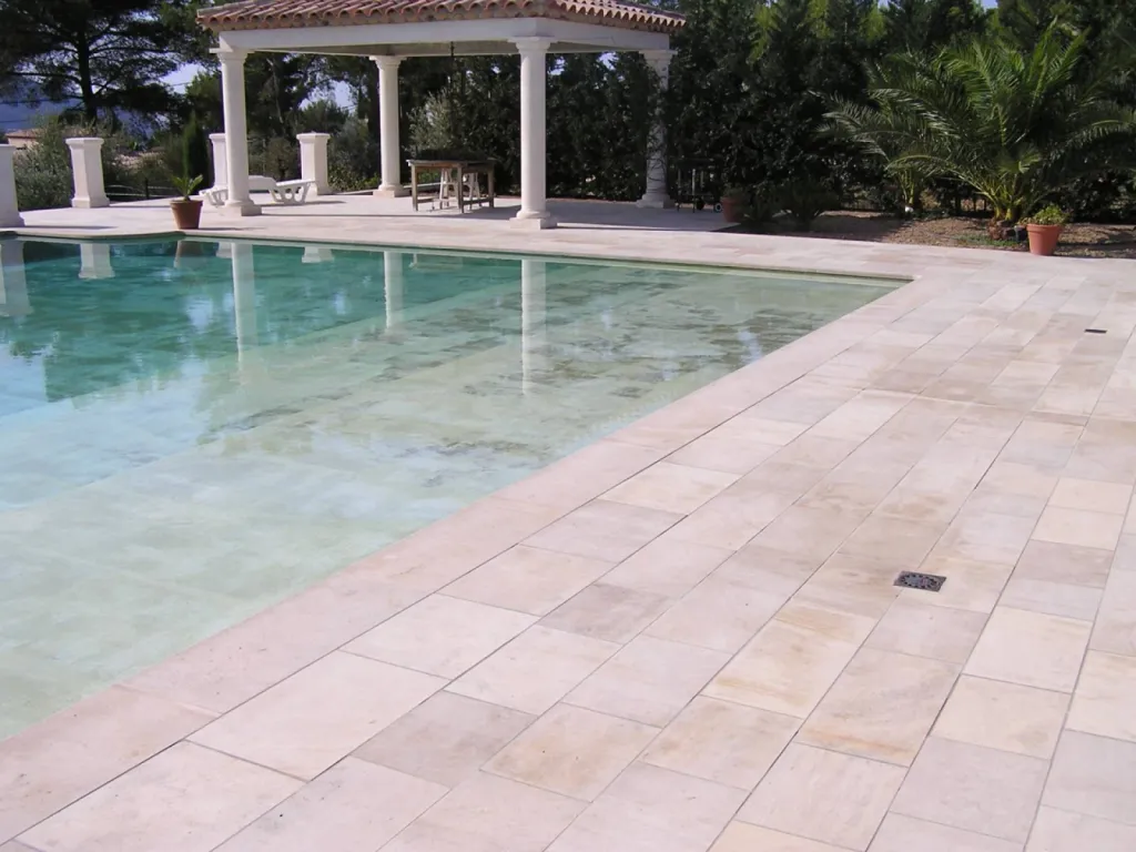 Vendeur de pierre naturelle au 36 rue de Bourgogne 75007 Paris. Terrasse piscine carrelage et parement mural. Pierre naturelle pour margelle de piscine et carrelage.