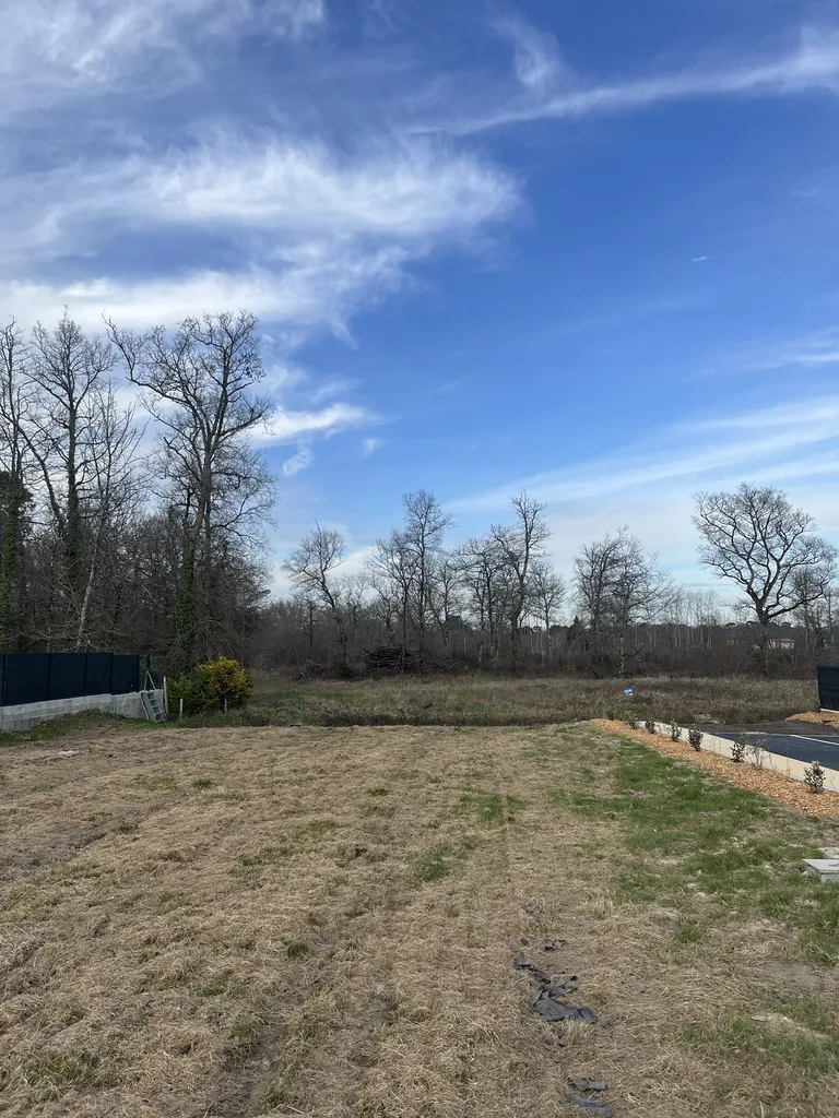 Beau terrain de 582 m² à Madirac, secteur calme et recherché proche de la commune de Créon