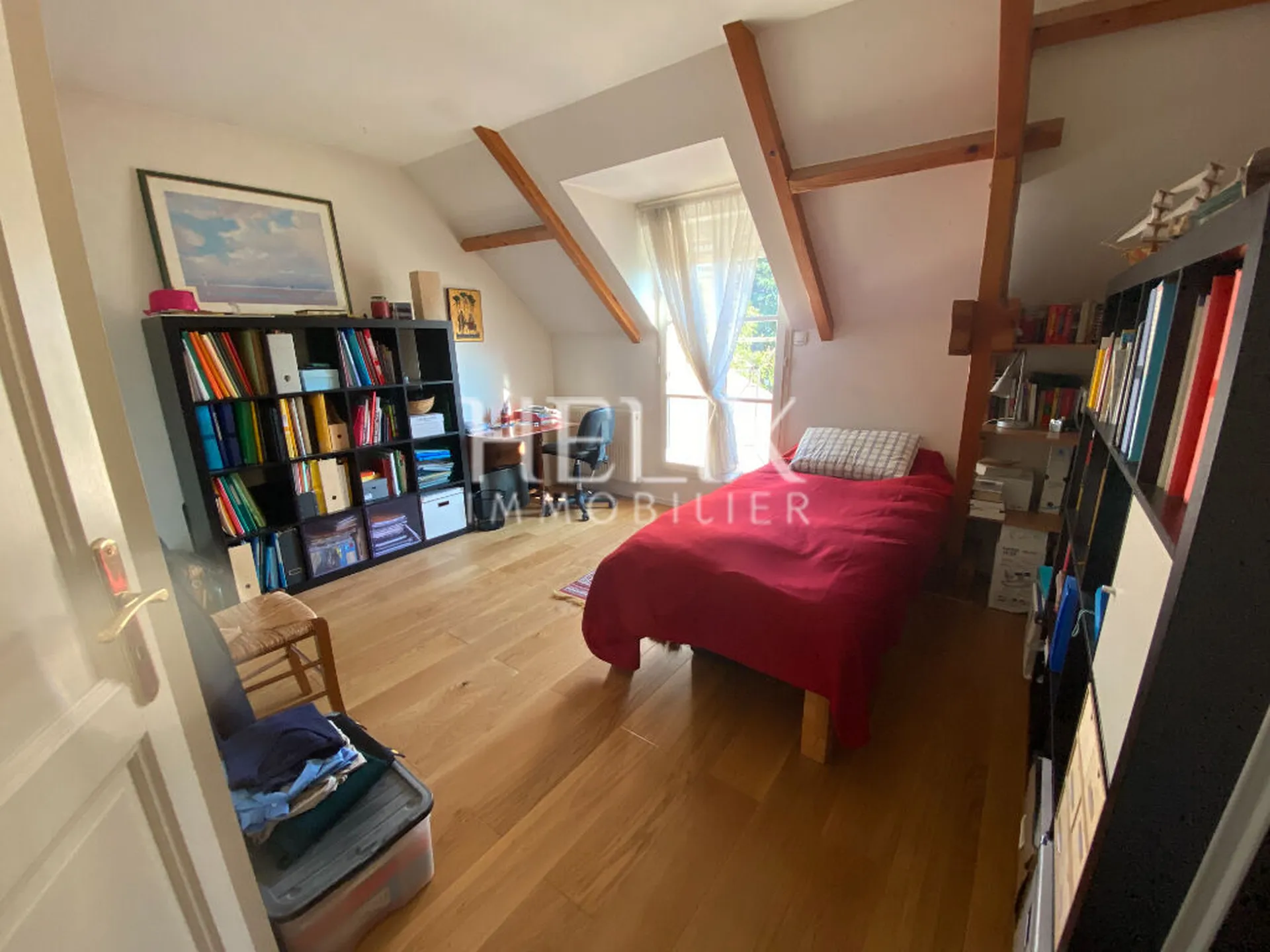 Saint-Germain-En-Laye = Quartier du Pontel . Belle maison de 198m² sur un terrain de 714 m².
Elle se compose  d'une entrée, un double séjour de 52 m²  avec cheminée  donnant sur terrasse et jardin, bénéficiant d'une double exposition , une cuisine séparée