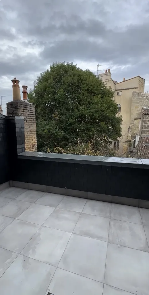 Résultat après nettoyage de sols extérieurs à Mérignac avec élimination des mousses et traces noires