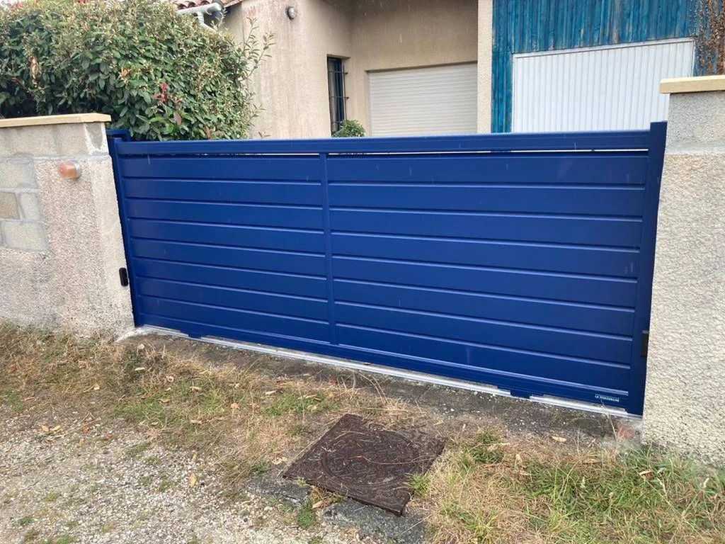 Portail aluminium coulissant bleu sur mesure sur Saint Jean d'Illac proche Cestas