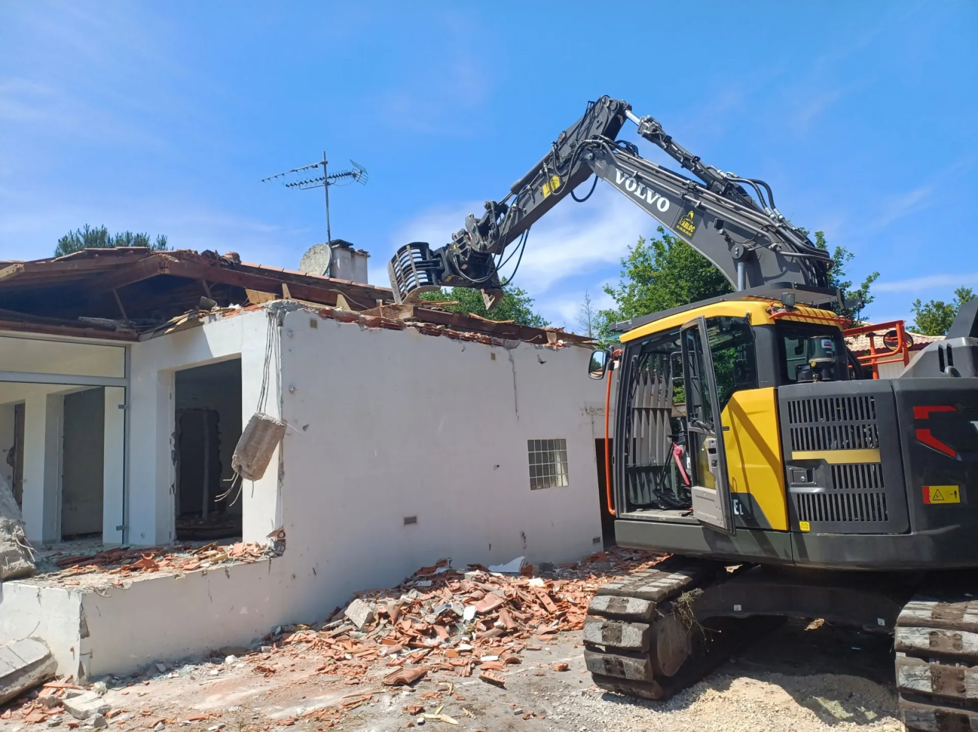 Démolition contrôlée d'une maison avec tri des déchets sur chantier à Artigues près bordeaux