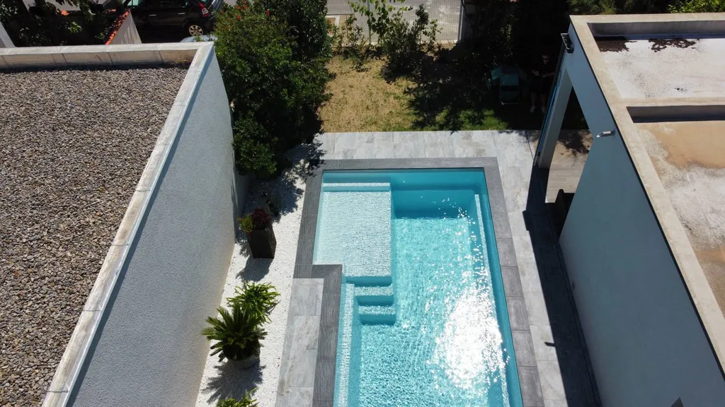 Piscine vue haut avec coque bleue