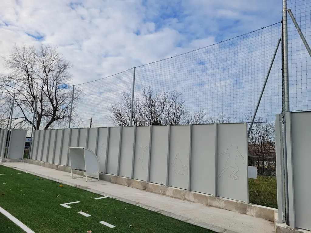 Installation de clôture sportive avec panneaux plein anti-choc autour d'un terrain de football à Cassis dans les Bouches-du-Rhône
