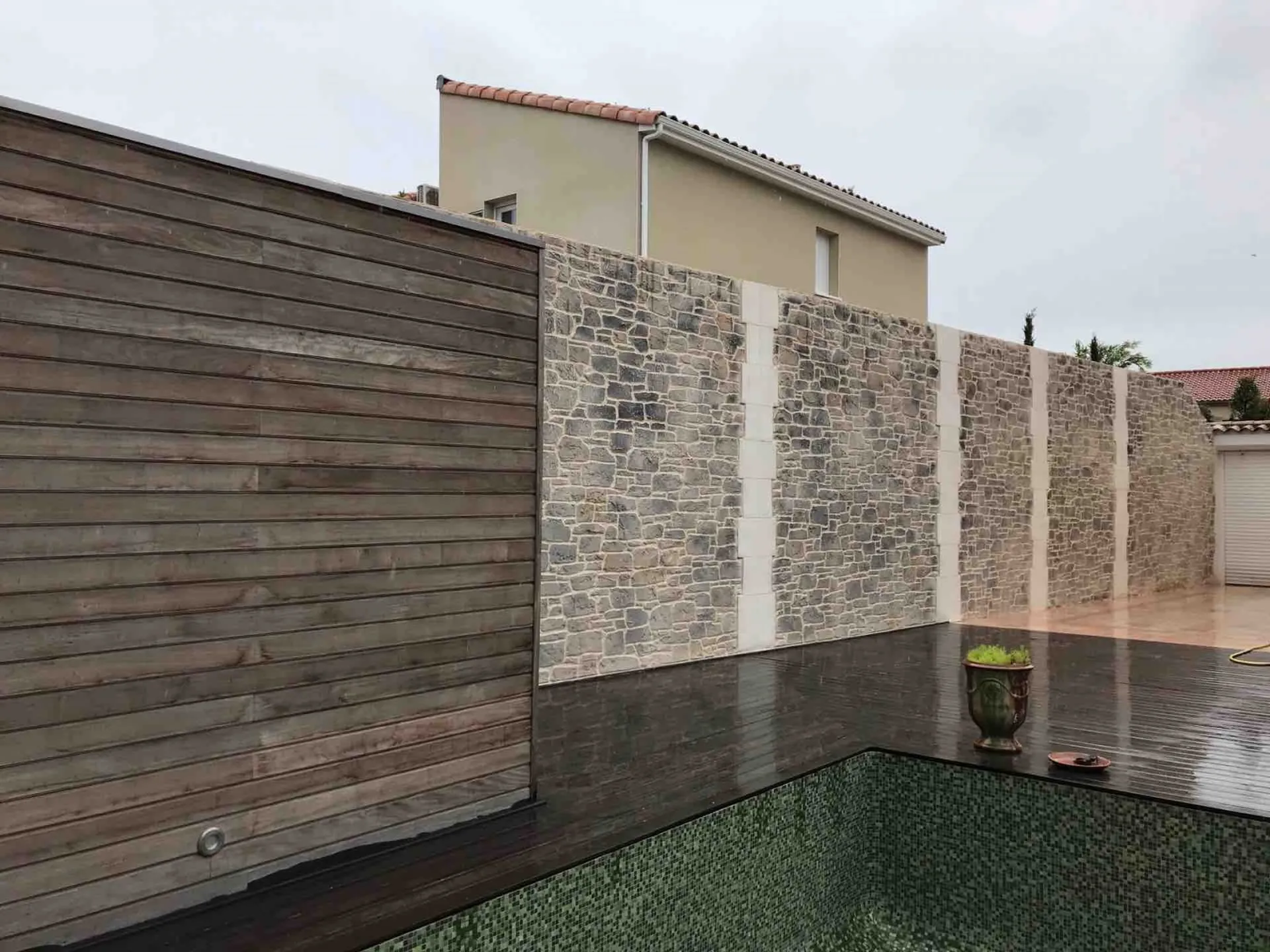 clôtures en cascades de pierres avec piliers sur joints de dilatation à Marseillan 