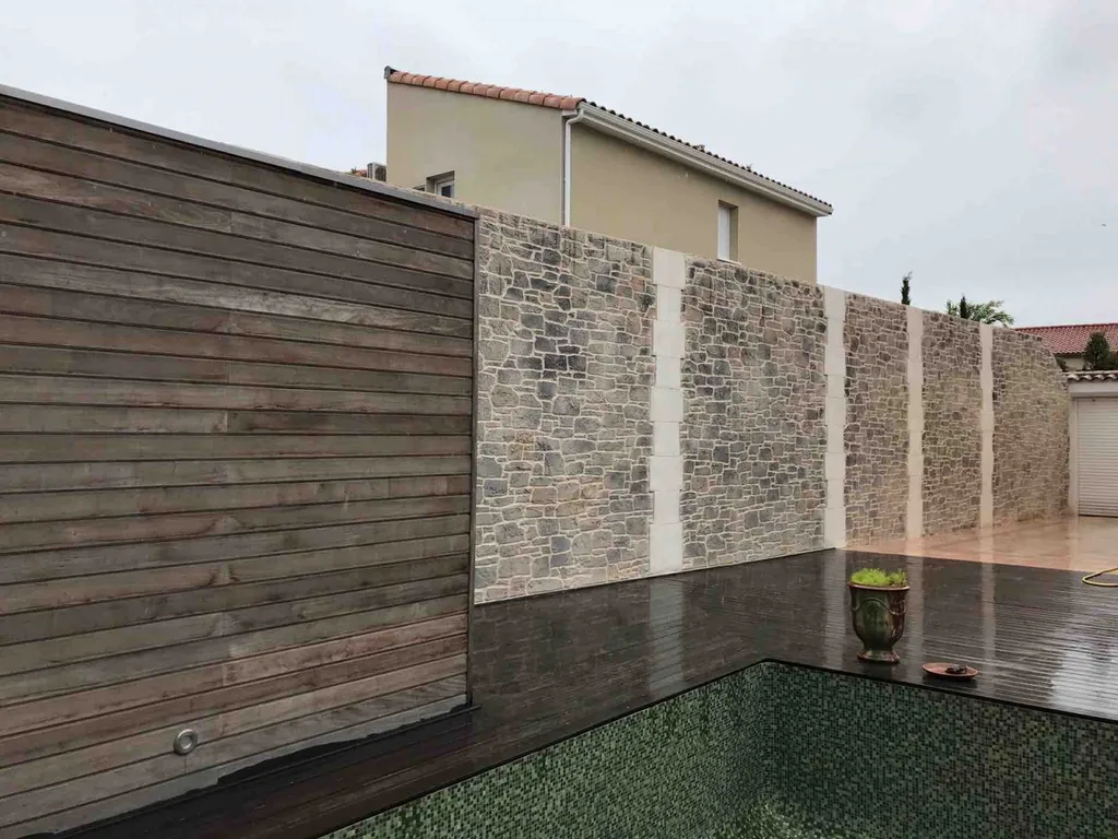 clôtures en cascades de pierres avec piliers sur joints de dilatation à Marseillan 