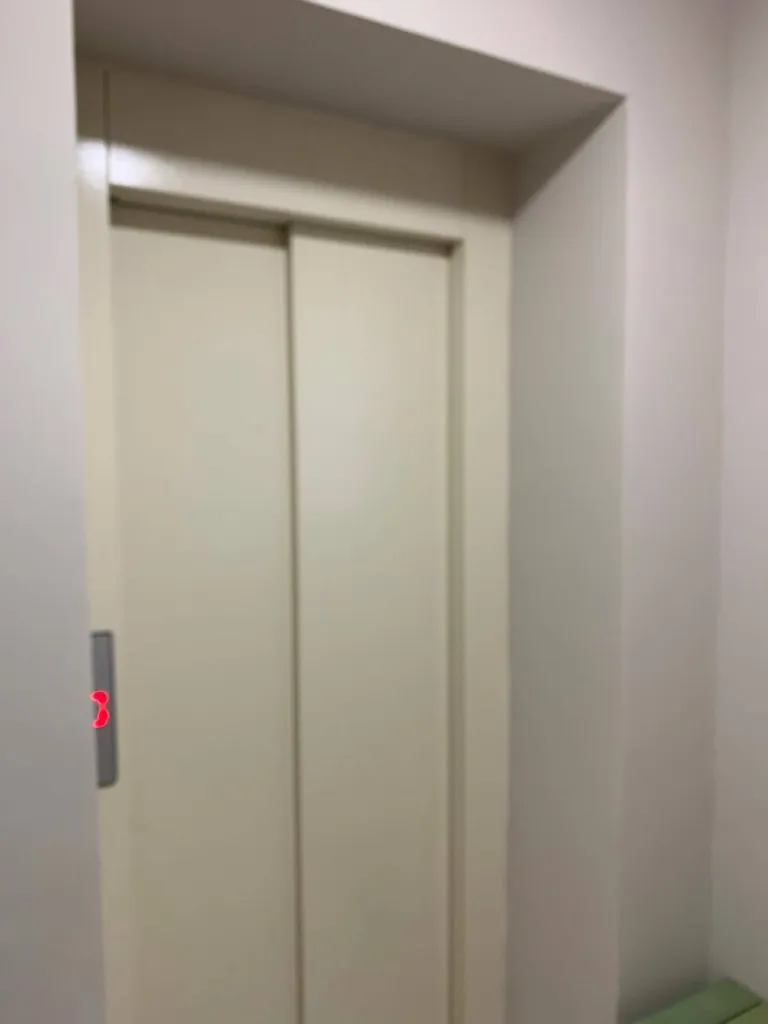 Un autre point de vue de la cabine avec cet accès d'équerre de la cabine de l'ascenseur de maison VIMEC E10 avec portes télescopiques entre Aix en Provence & Avignon