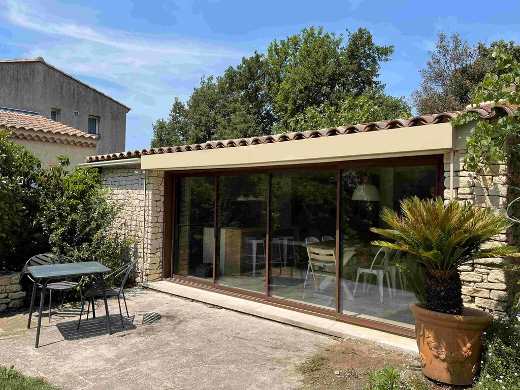 Installation d'un brise-soleil orientable beige (BSO) en aluminium à Robion