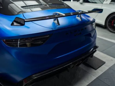 Éléments carbone de l’Alpine A110R protégés avec précision par film XPEL dans la région de Lorient.