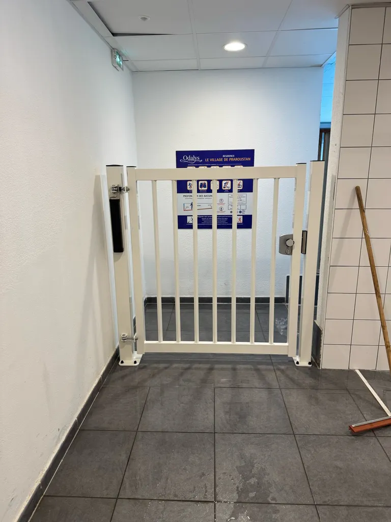 Portillon sécurisé posé dans un centre de vacances à Praloup