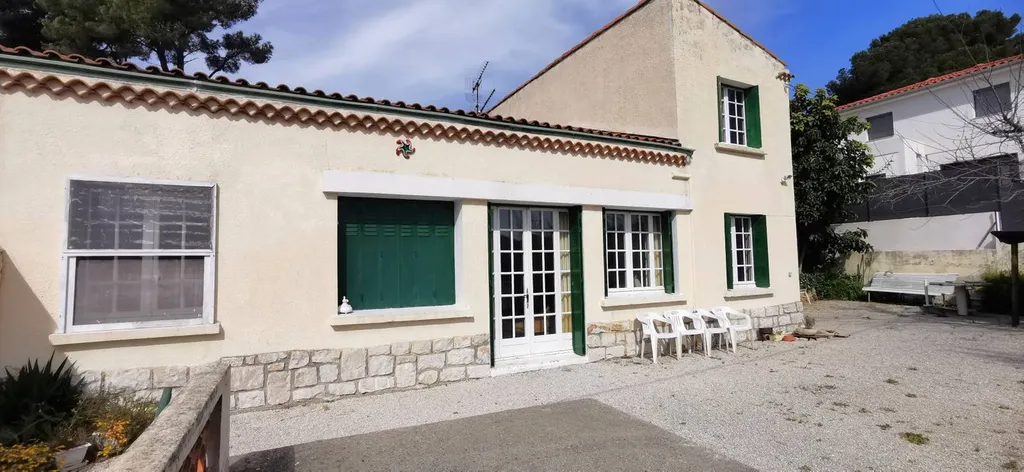 Maison T5/6 Cassis  avec garage et bénéficiant d'une vue dégagée sur le Cap